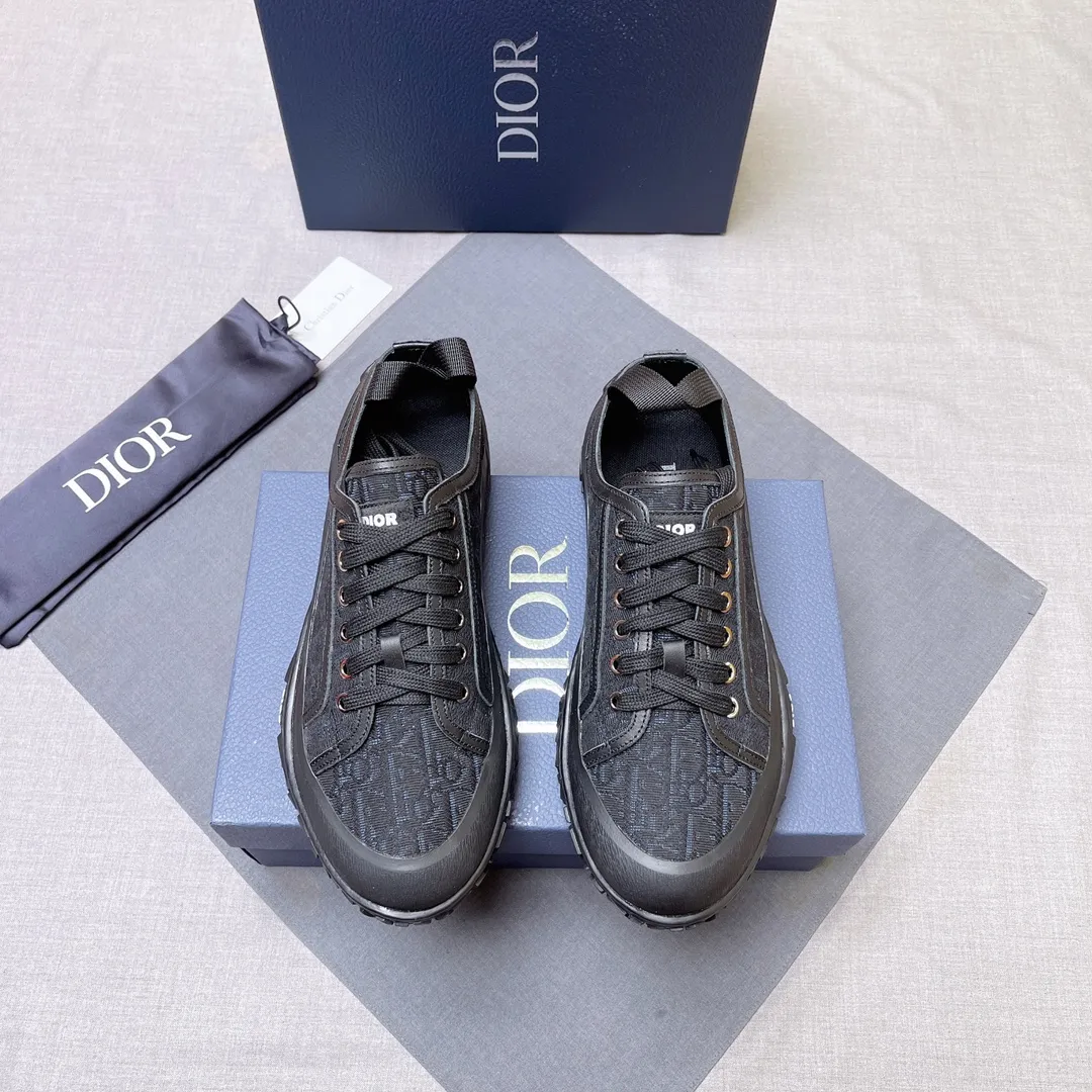 p480 Dior series low-top👟🔥[Dior] Dior's new casual men's shoes are launched in Hong Kong counters. Official website 1:1 production. Original Italian materials. Designed by European and American masters. Perfect shape to create counter quality. Solid color rubber wear-resistant outsole and classic dazzling head! Super versatile and very comfortable. High-end without losing taste, fashionable and novel! ! Absolute focus! Code number: 38-44, two colors available